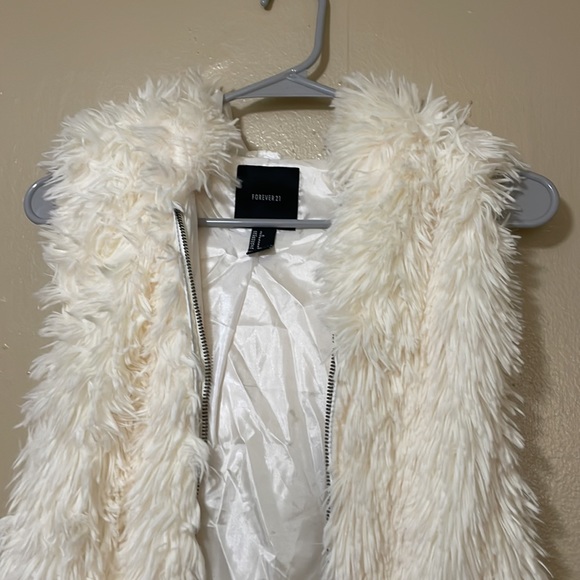🌸 Clearance! 🌸 White Sleeveless Fuzzy Vest/Coat Size S - Picture 4 of 7